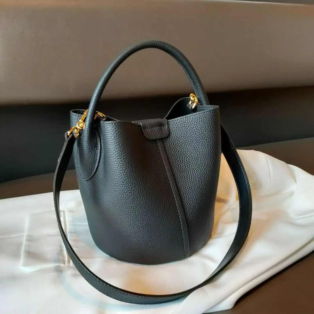 Sac bandoulière en cuir élégant, polyvalent, accessoire de luxe idéal pour toute occasion.