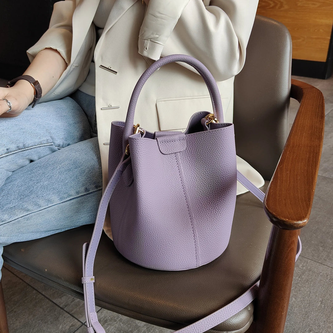 Sac bandoulière en cuir grainé noir, un accessoire de mode luxueux et intemporel pour femme.