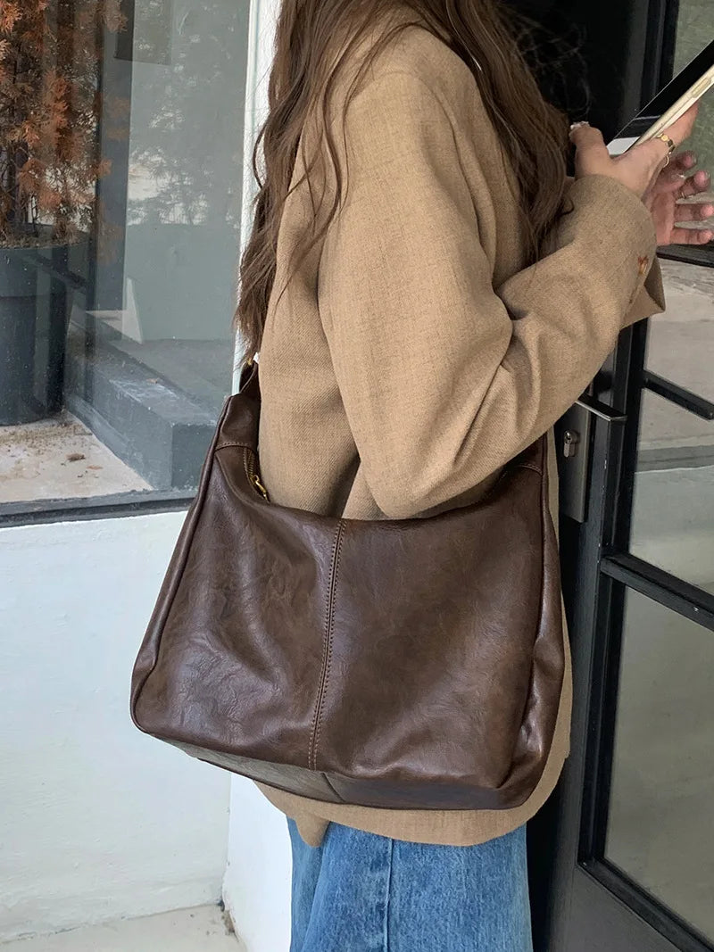 Sac bandoulière femme brun ou noir, pratique pour un porté croisé quotidien, accessoire mode indispensable.