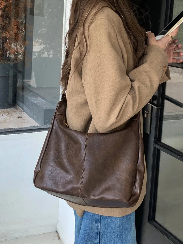 Sac bandoulière femme brun ou noir, pratique pour un porté croisé quotidien, accessoire mode indispensable.