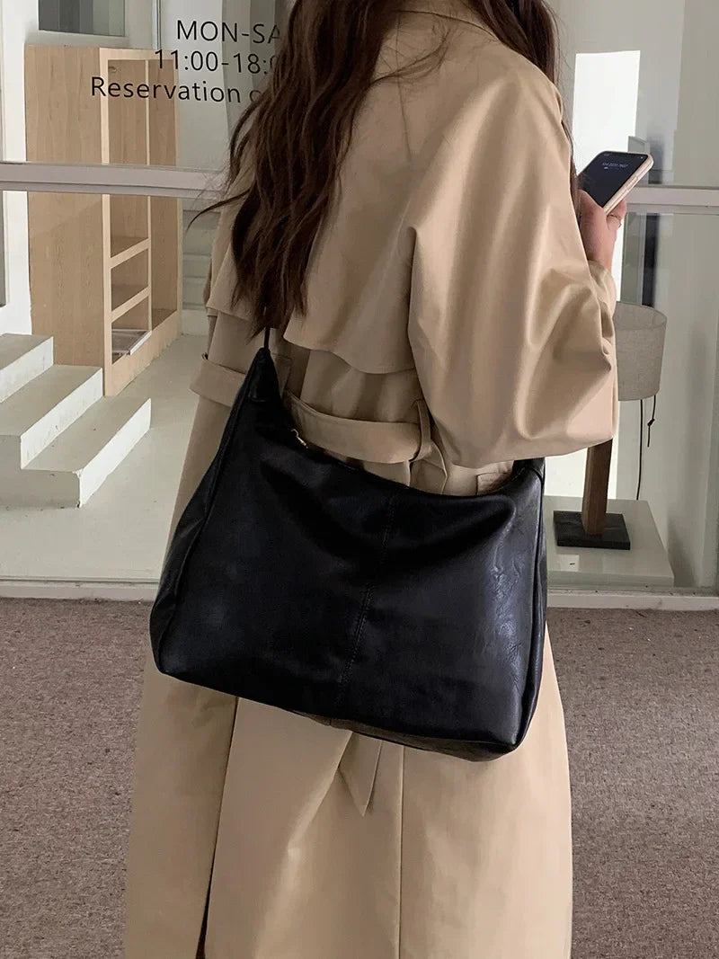Sac bandoulière cuir femme chic, modèle tendance noir pour élégance quotidienne. Accessoire mode.