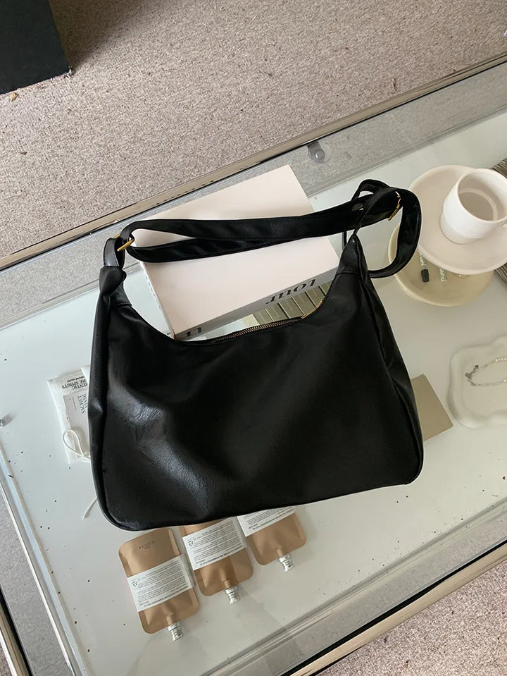 Sac bandoulière femme en cuir brun, élégant et pratique. Accessoire mode tendance pour un porté croisé chic.