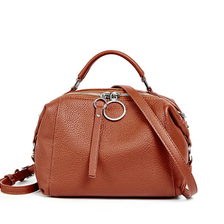 Sac bandoulière en cuir femme, profil élégant et compact, accessoire de mode pratique.