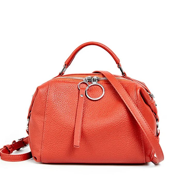 Sac bandoulière cuir femme, touche finale élégante à toute tenue, accessoire de mode essentiel.