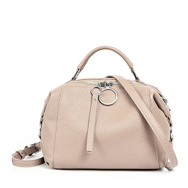 Sac bandoulière en cuir chic porté par une femme, accessoire mode indispensable et élégant.