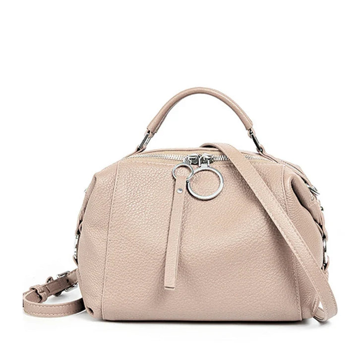 Sac bandoulière en cuir chic porté par une femme, accessoire mode indispensable et élégant.