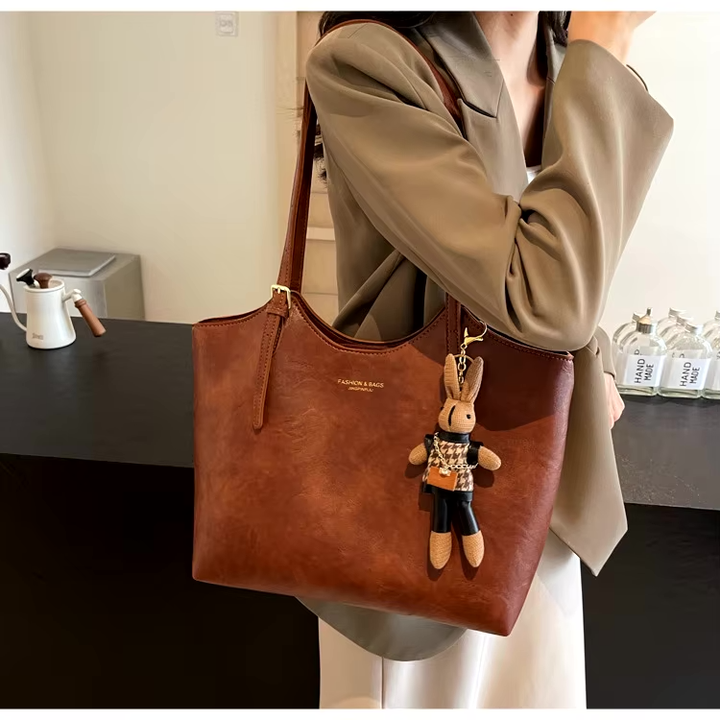 Sac à bandoulière femme en cuir, vue de face, montrant ses compartiments pratiques et son allure.
