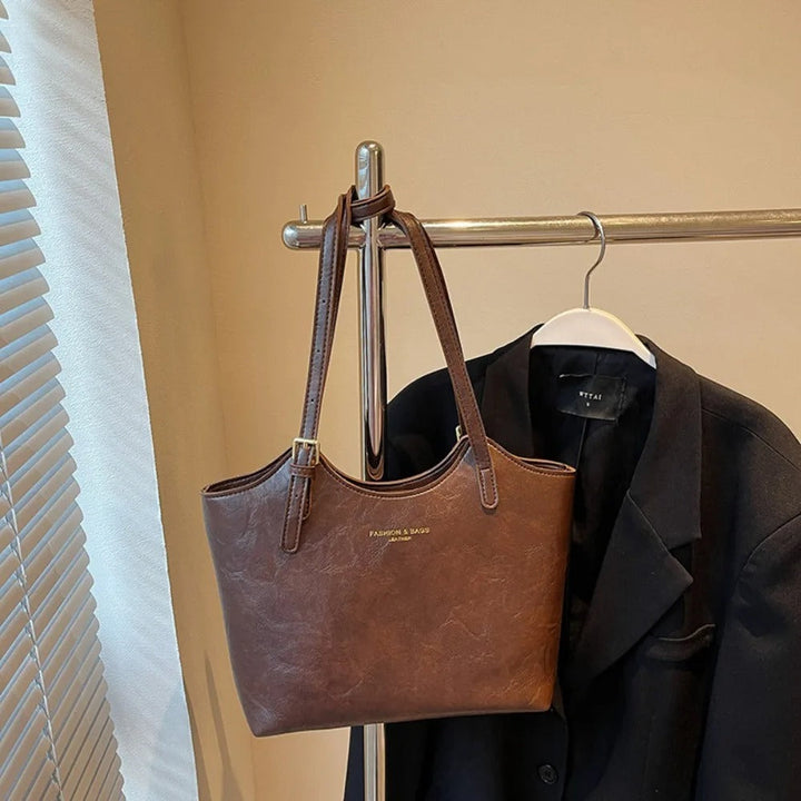 Élégant sac en cuir polyvalent pour femme, idéal pour le quotidien et les sorties, style moderne.