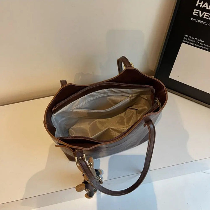 Accessoire mode femme: sac bandoulière en cuir, design tendance pour un look chic et raffiné.