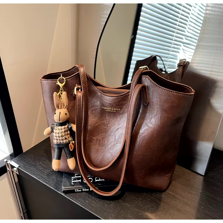 Sac quotidien femme en cuir véritable, allie élégance et praticité pour transporter vos essentiels.