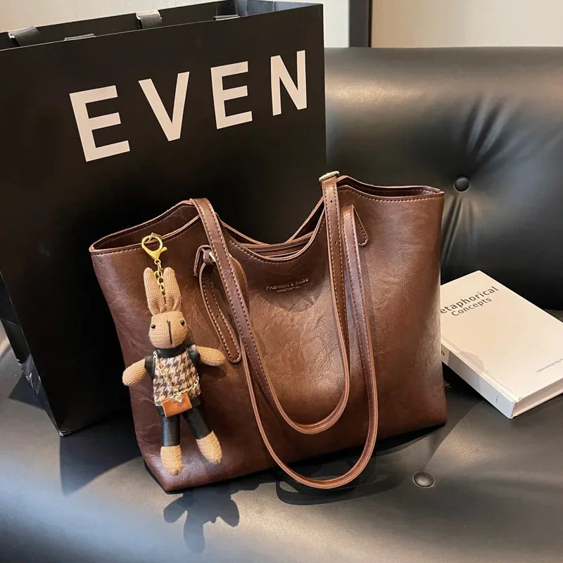 Sac à bandoulière femme en cuir, design intelligent et polyvalent pour une organisation facile.