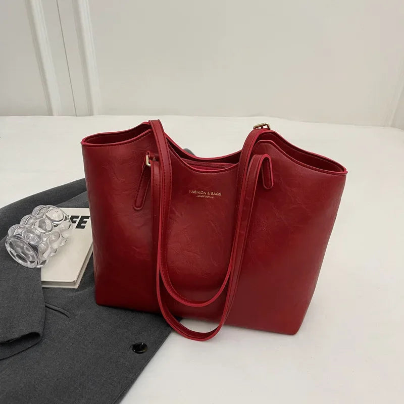 Détail du sac à bandoulière femme en cuir, texture raffinée et finitions soignées, style élégant.