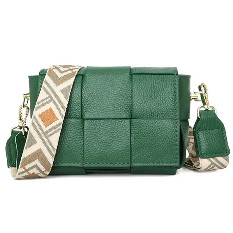 Sac bandoulière en cuir vert élégant pour femmes, porté à l'épaule, accessoire chic et compact.