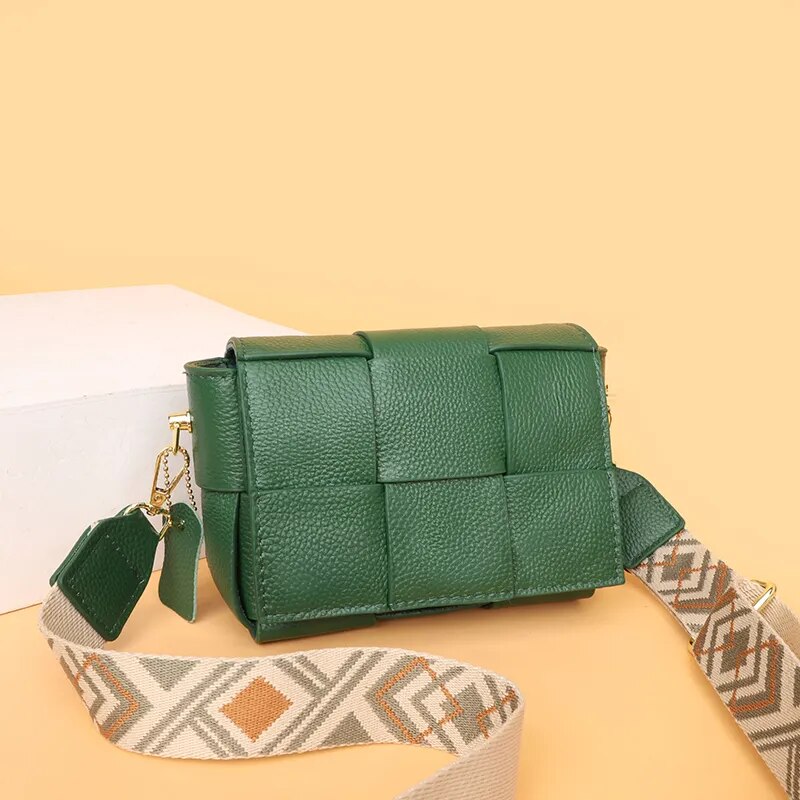 Sac à main bandoulière pour femme en cuir vert foncé, style élégant et mode, idéal pour accessoiriser.