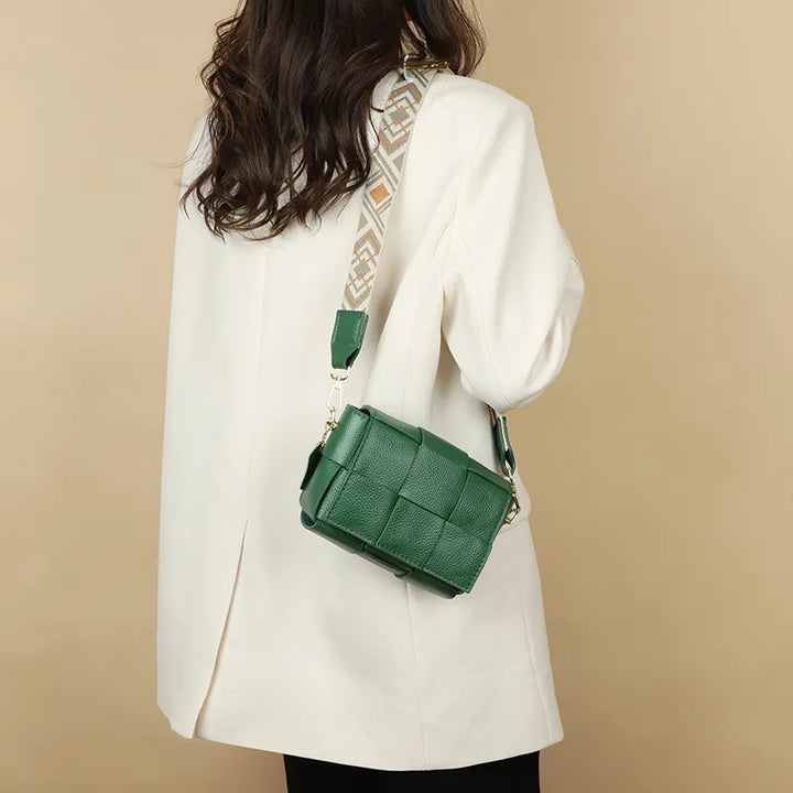 Sac bandoulière vert en cuir véritable, design épuré et moderne, parfait pour le quotidien féminin.