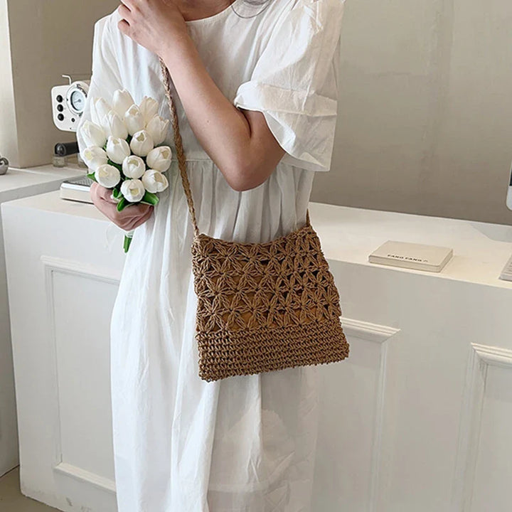 Sac bandoulière en raphia tressé pour femme, idéal pour l'été et la plage, style bohème chic, couleur beige.