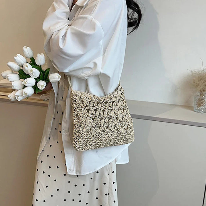 Sac de plage femme en raphia tressé, grand compartiment, accessoire indispensable pour les vacances d'été.