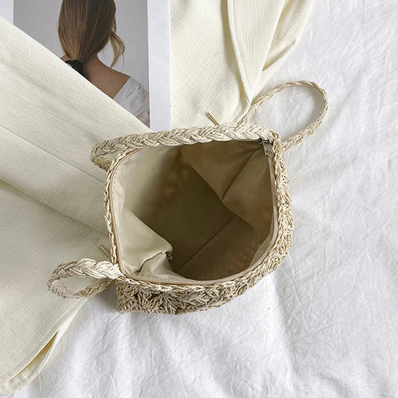 Sac mode femme en raphia beige, sacoche élégante pour un look décontracté chic, accessoire estival.