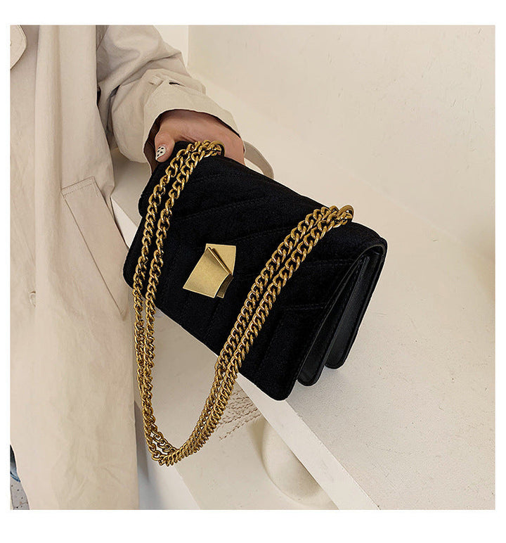 Élégant sac à main en velours noir, style bandoulière, accessoire mode indispensable pour femme chic.