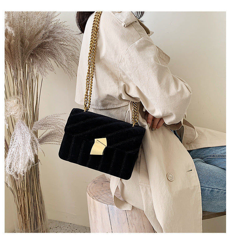 Sac de soirée femme tendance en velours noir, bandoulière ajustable, ajout chic à toute tenue élégante.