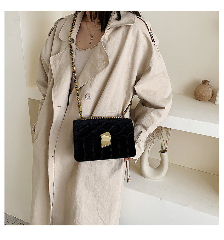 Sac bandoulière femme en velours noir profond, design élégant, un accessoire mode chic pour un look tendance.