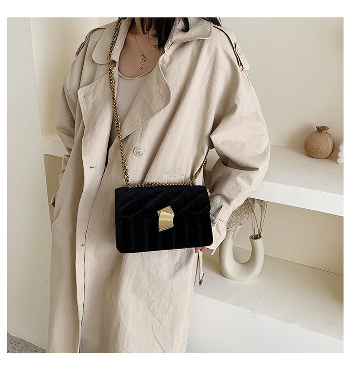 Sac bandoulière femme en velours noir profond, design élégant, un accessoire mode chic pour un look tendance.