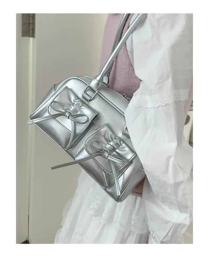 Sac bandoulière femme argenté effet métallisé, élégant et pratique en similicuir, pour un look mode.