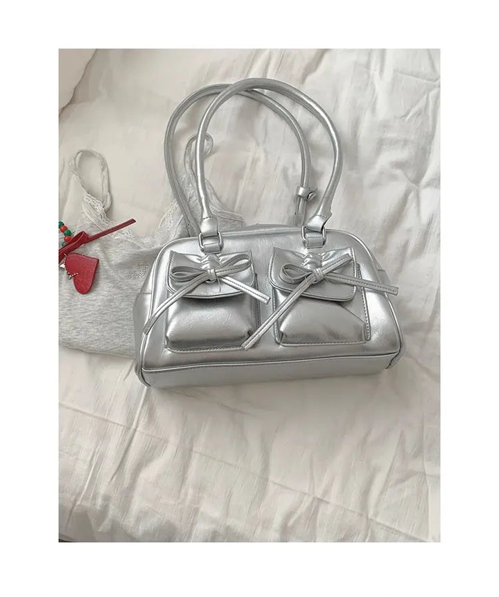 Sac à main femme élégant effet métallisé, de couleur argentée, accessoire mode indispensable, en similicuir.