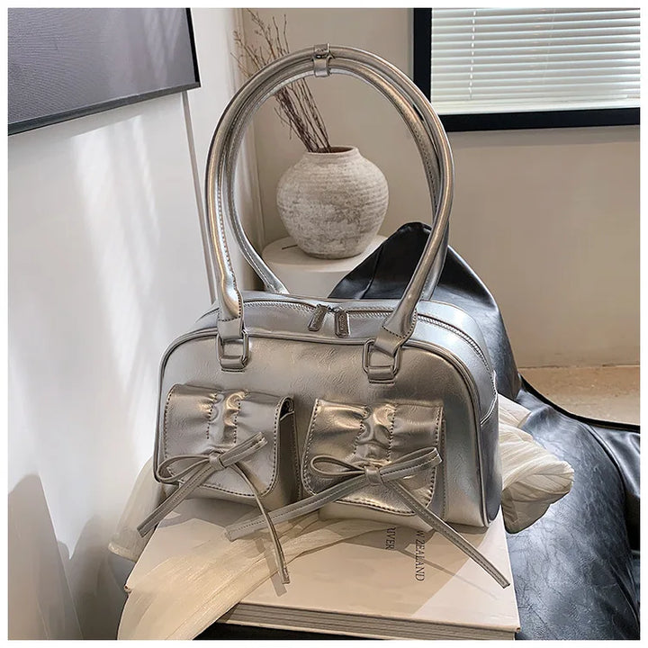 Sac bandoulière argenté pour femme, effet métallisé brillant, alliant élégance et praticité, en similicuir.