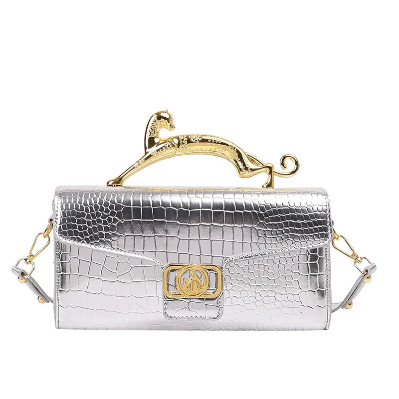 Sac bandoulière femme argenté élégant en similicuir croco texturé, idéal pour soirées et événements stylés.