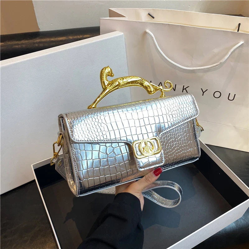 Accessoire mode : sac bandoulière femme argenté avec chaîne, idéal pour un look sophistiqué et moderne.