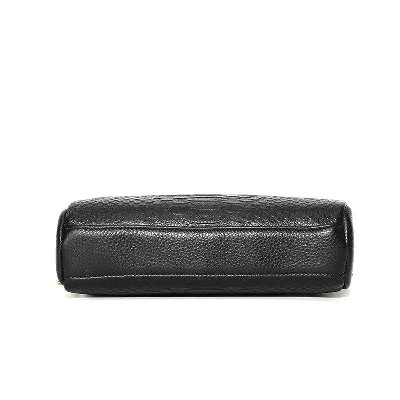 Vue de côté d'un sac bandoulière femme effet croco, présentant sa forme et son design chic.