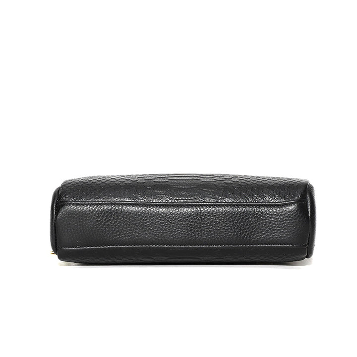 Vue de côté d'un sac bandoulière femme effet croco, présentant sa forme et son design chic.