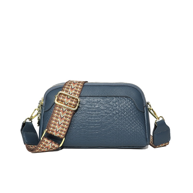 Sac à bandoulière vegan aspect croco marron, accessoire moderne pour femme à porter à l'épaule.