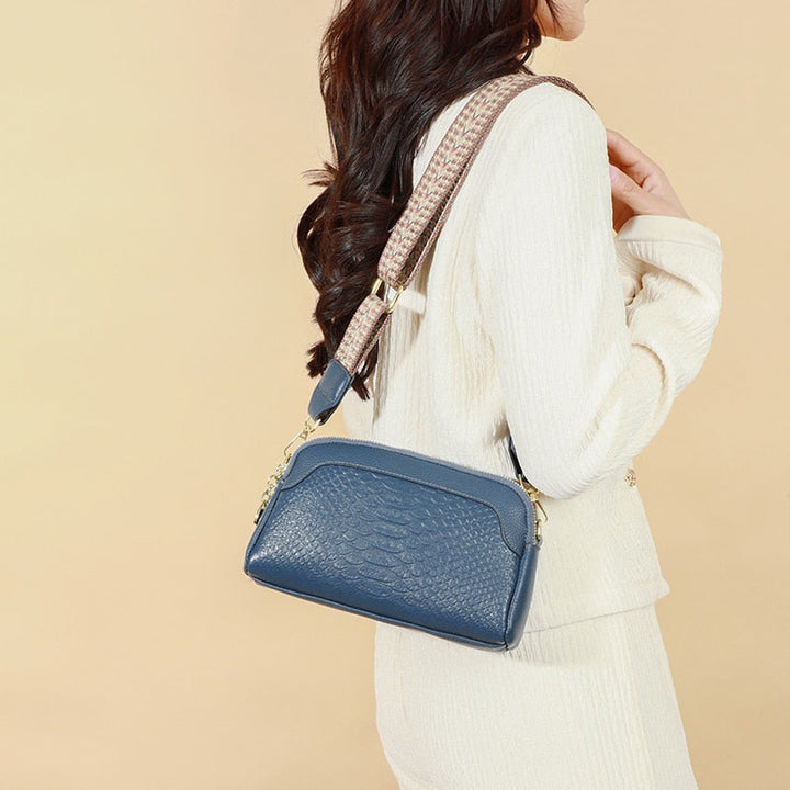 Sac à main bandoulière femme imitation croco taupe, un accessoire mode et pratique au quotidien.