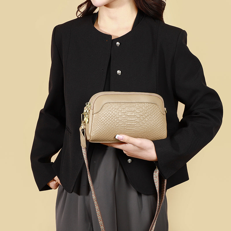 Sac bandoulière femme croco bleu marine, un accessoire tendance pour une touche de couleur raffinée.