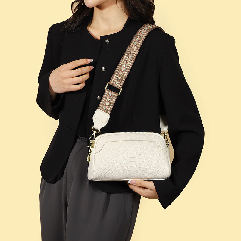 Sac bandoulière élégant effet croco beige, parfait pour les femmes recherchant un style chic et intemporel.