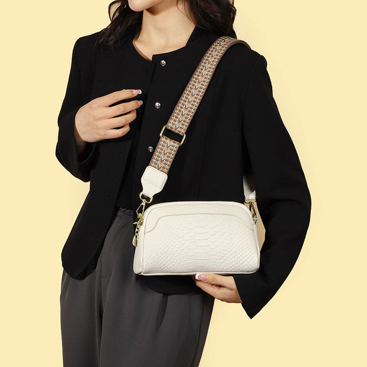 Sac bandoulière élégant effet croco beige, parfait pour les femmes recherchant un style chic et intemporel.