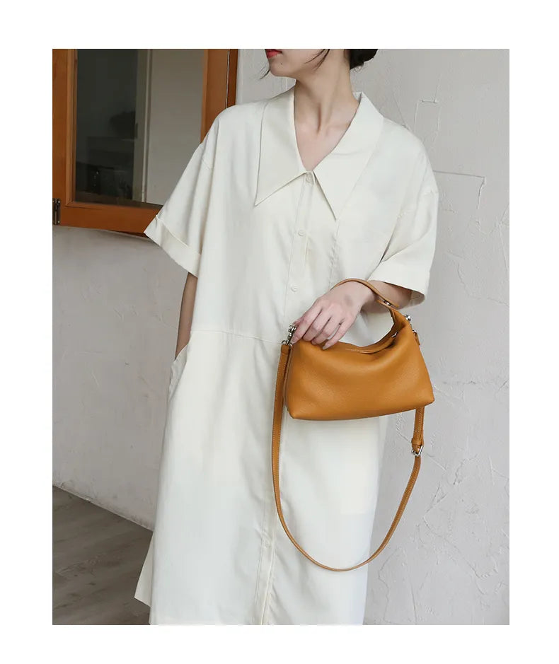 Sac à main bandoulière femme, en cuir véritable, un accessoire mode polyvalent et chic incontournable.