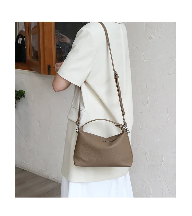 Sac en cuir grainé noir, bandoulière réglable, élégant et parfait pour le quotidien de la femme.