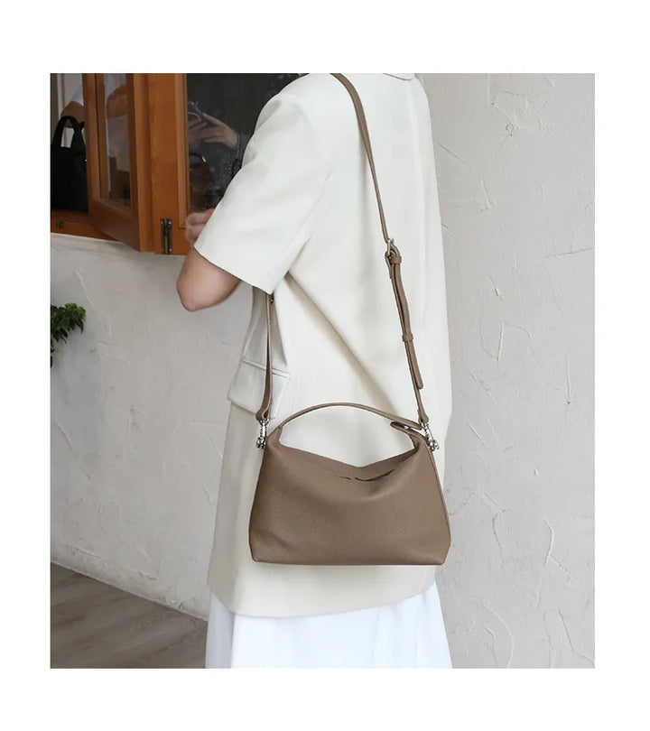 Sac en cuir grainé noir, bandoulière réglable, élégant et parfait pour le quotidien de la femme.