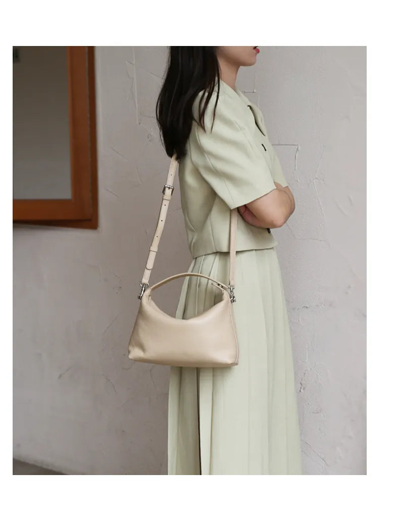 Accessoire chic femme: sac bandoulière en cuir, style intemporel, pour toutes les tenues.