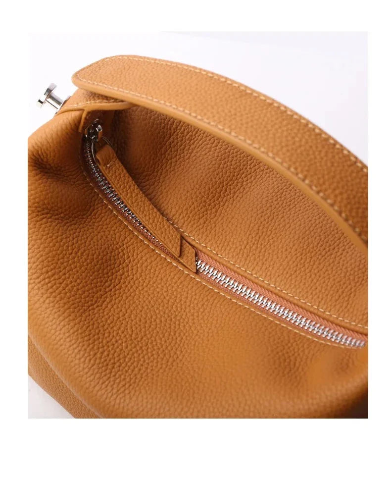 Sac bandoulière polyvalent femme en cuir, compact et élégant, un must-have de la mode féminine.