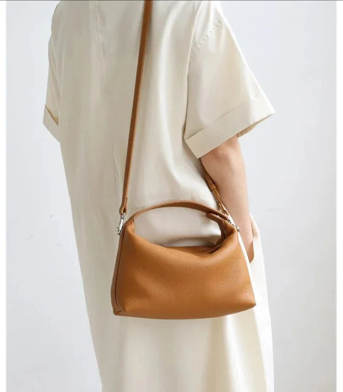 Sac à main chic en cuir pour femme, style bandoulière, idéal accessoire mode moderne.