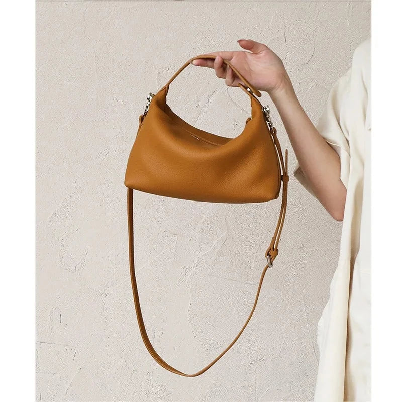 Sac cuir noir compact femme, bandoulière ajustable, parfait pour le voyage et le style.