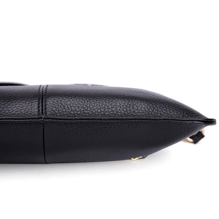 Chic sac bandoulière femme noir en cuir grainé. Accessoire de mode élégant et polyvalent pour un look quotidien.