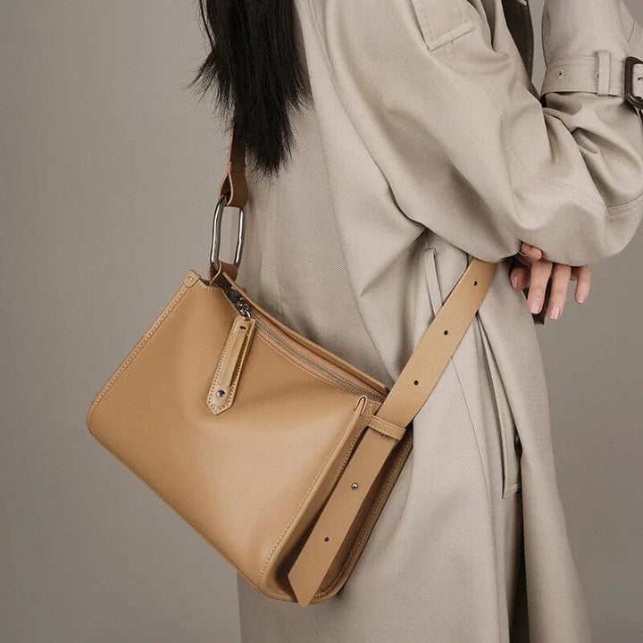 Sac bandoulière femme en cuir élégant, couleur camel, avec bandoulière réglable.