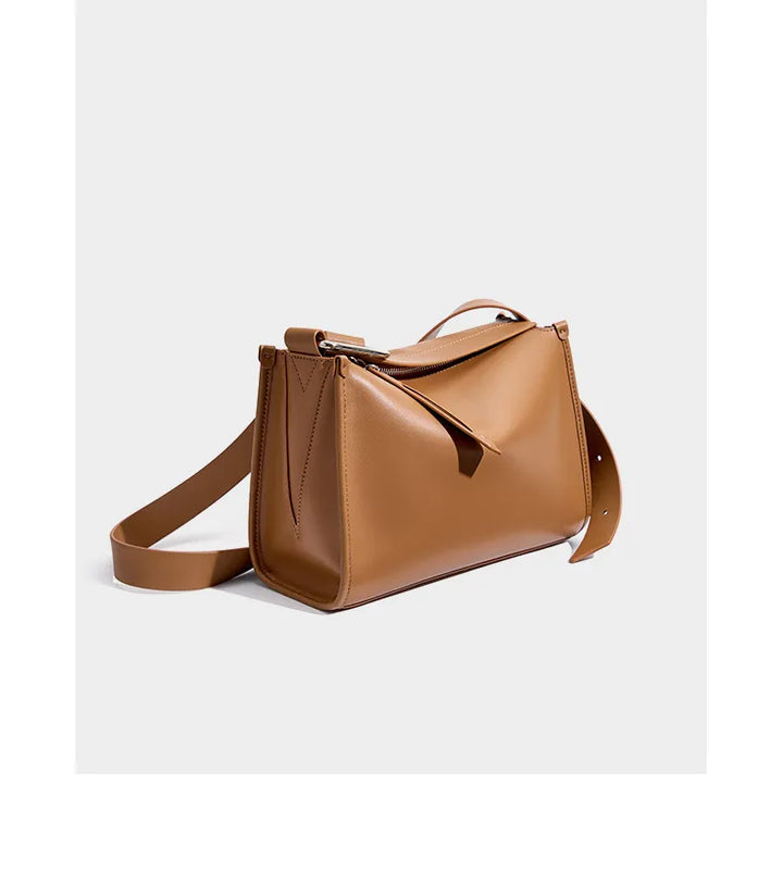 Photographie lifestyle d'un sac bandoulière femme en cuir beige, accessoire intemporel.