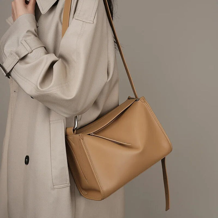 Sac à main bandoulière pour femme en cuir beige, style élégant et polyvalent.