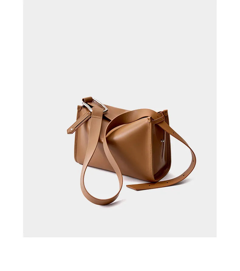 Sac bandoulière tendance pour femme en cuir lisse, couleur camel, fermeture éclair.